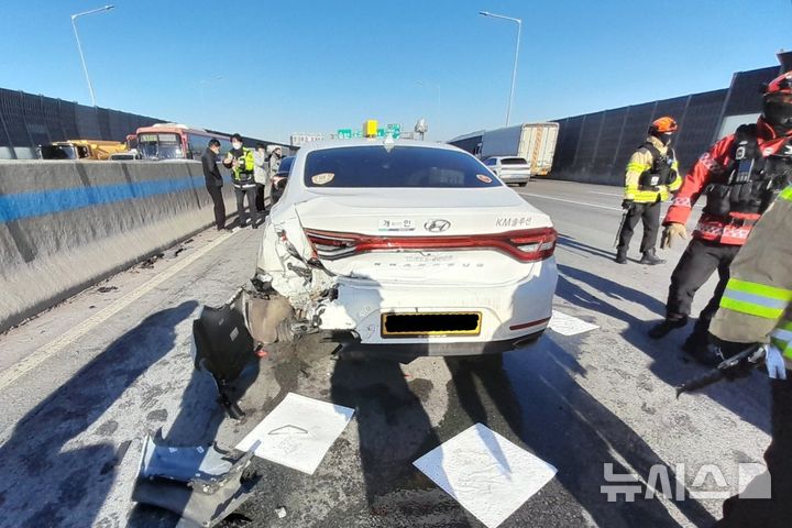 [인천=뉴시스] 이루비 기자 = 8일 오전 인천 부평구 일신동 수도권제1순환고속도로에서 차량 총 9대가 추돌했다. (사진=인천소방본부 제공) 2025.02.08. photo@newsis.com *재판매 및 DB 금지