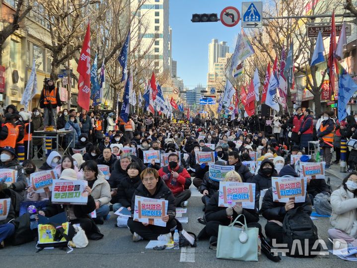 [부산=뉴시스] 권태완 기자 = 윤석열 대통령 탄핵 찬성 집회인 '내란수괴 윤석열 즉각파면 부산시민대회'가 열린 8일 오후 부산진구 서면 부전도서관 일대에서 수천 명에 달하는 참가자들이 구호를 외치고 있다. 2025.02.08. kwon97@newsis.com