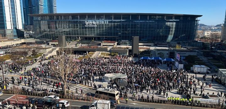 [부산=뉴시스] 권태완 기자 = 윤석열 대통령 탄핵 반대 집회인 '세이브코리아 국가비상기도회'가 열린 8일 오후 부산 동구 부산역 광장에서 참가자들이 구호를 외치고 있다. (사진=부산경찰청 제공) 2025.02.08. photo@newsis.com *재판매 및 DB 금지