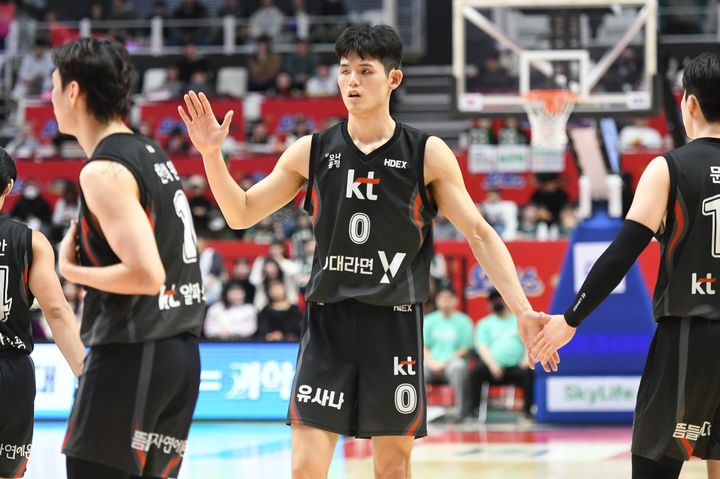 [서울=뉴시스] 프로농구 수원 KT의 하윤기. (사진=KBL 제공) *재판매 및 DB 금지