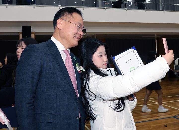 [칠곡=뉴시스] 강라윤(순심여중 3년) 학생이 김재욱 군수와 졸업식 기념 셀카를 찍고 있다 (사진=칠곡군 제공) 2025,02.09 photo@newsis.com *재판매 및 DB 금지