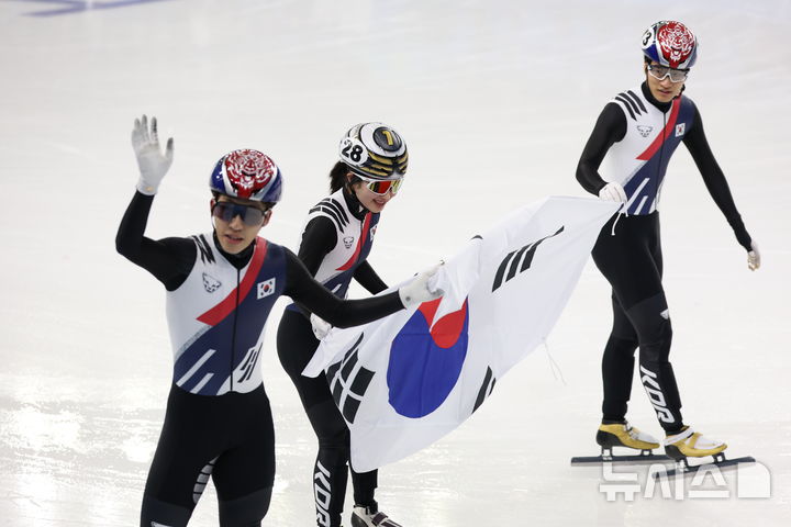 [하얼빈(중국)=뉴시스] 김선웅 기자 = 8일(현지 시간) 중국 하얼빈 헤이룽장 빙상훈련센터에서 열린 2025 하얼빈 동계 아시안게임 쇼트트랙 혼성 2000m 계주 결승 경기에서 금메달을 획득한 한국 대표팀 선수들이 기뻐하고 있다. 2025.02.08. mangusta@newsis.com
