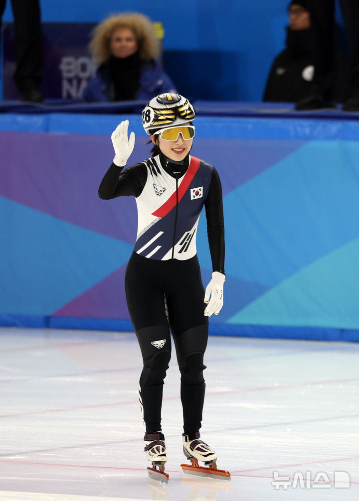 [하얼빈(중국)=뉴시스] 김선웅 기자 = 8일(현지 시간) 중국 하얼빈 헤이룽장 빙상훈련센터에서 열린 2025 하얼빈 동계 아시안게임 쇼트트랙 여자 1500m 결승 경기에서 대한민국 김길리가 금메달을 확정지으며 기뻐하고 있다. 2025.02.08. mangusta@newsis.com