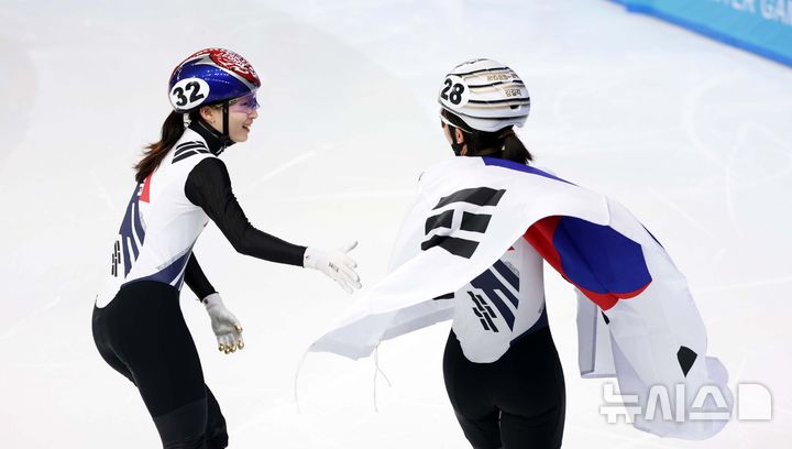 [하얼빈(중국)=뉴시스] 김선웅 기자 = 8일(현지 시간) 중국 하얼빈 헤이룽장 빙상훈련센터에서 열린 2025 하얼빈 동계 아시안게임 쇼트트랙 여자 1500m 결승 경기에서 최민정이 금메달을 획득한 김길리에게 축하를 건네고 있다. 2025.02.08. mangusta@newsis.com