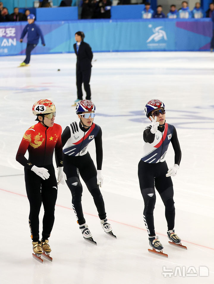 [하얼빈(중국)=뉴시스] 김선웅 기자 = 8일(현지 시간) 중국 하얼빈 헤이룽장 빙상훈련센터에서 열린 2025 하얼빈 동계 아시안게임 쇼트트랙 남자 1500m 결승 경기에서 대한민국 박지원이 금메달을 확정지으며 기뻐하고 있다. 2025.02.08. mangusta@newsis.com