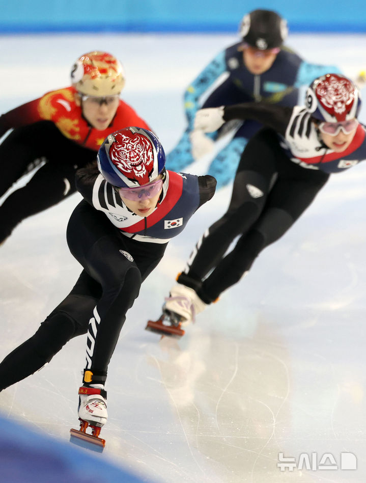[하얼빈(중국)=뉴시스] 김선웅 기자 = 8일(현지 시간) 중국 하얼빈 헤이룽장 빙상훈련센터에서 열린 2025 하얼빈 동계 아시안게임 쇼트트랙 여자 500m 준결승 경기에서 대한민국 최민정이 질주하고 있다. 2025.02.08. mangusta@newsis.com