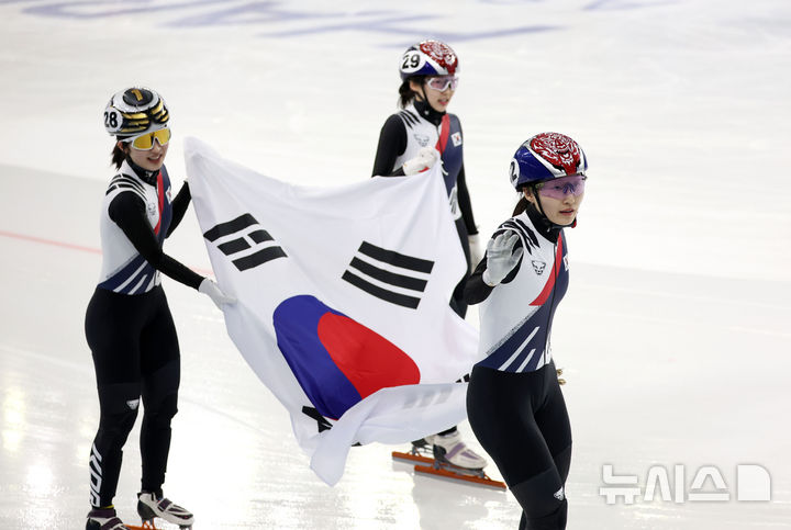 [하얼빈(중국)=뉴시스] 김선웅 기자 = 8일(현지 시간) 중국 하얼빈 헤이룽장 빙상훈련센터에서 열린 2025 하얼빈 동계 아시안게임 쇼트트랙 여자 500m 결승 경기에서 대한민국 최민정, 김길리, 이소연이 금, 은, 동메달을 각각 획득한 뒤 태극기를 들고 기뻐하고 있다. 2025.02.08. mangusta@newsis.com