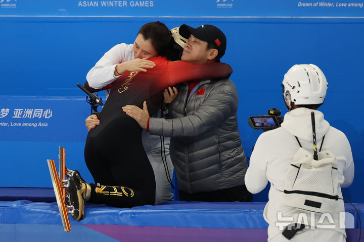 [하얼빈(중국)=뉴시스] 김선웅 기자 = 8일(현지 시간) 중국 하얼빈 헤이룽장 빙상훈련센터에서 열린 2025 하얼빈 동계 아시안게임 쇼트트랙 남자 500m 결승 경기에서 금메달을 획득한 중국 린샤오쥔이 코치와 기쁨을 나누고 있다. 2025.02.08. mangusta@newsis.com