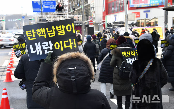 [광주=뉴시스] 변재훈 기자 = 8일 광주 동구 금남로 2가 일대에서 보수 성향 유튜버가 윤석열 대통령 탄핵 반대 집회를 열고 있다. 2025.02.08. wisdom21@newsis.com