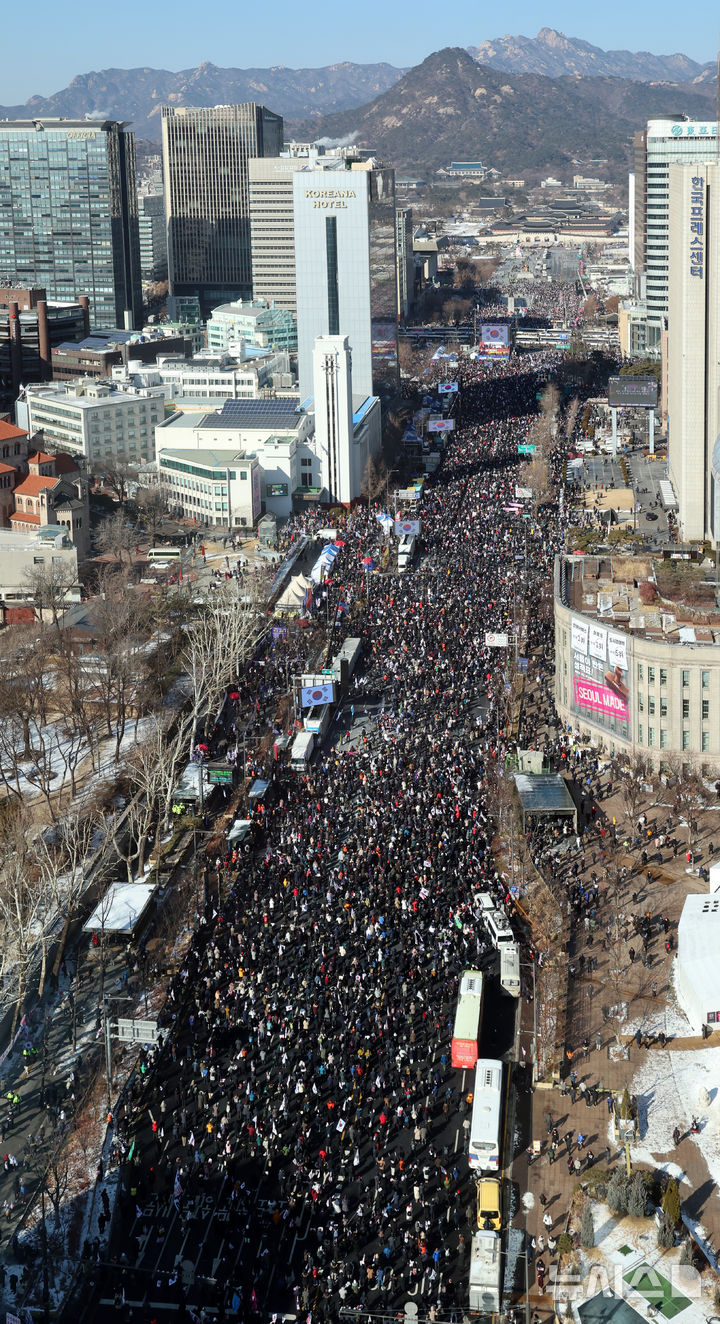 [서울=뉴시스] 김금보 기자 = 윤석열 대통령 탄핵에 반대하는 시민들이 8일 서울 중구 세종대로 광화문광장 일대에서 대규모 집회를 하고 있다. 2025.02.08. kgb@newsis.com