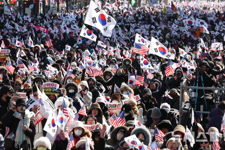 [서울=뉴시스] 김진아 기자 = 대한민국바로세우기국민운동본부(대국본) 8일 서울 종로구 동화면세점 인근에서 윤석열 대통령 탄핵 반대 집회 하고 있다. 2025.02.08. bluesoda@newsis.com
