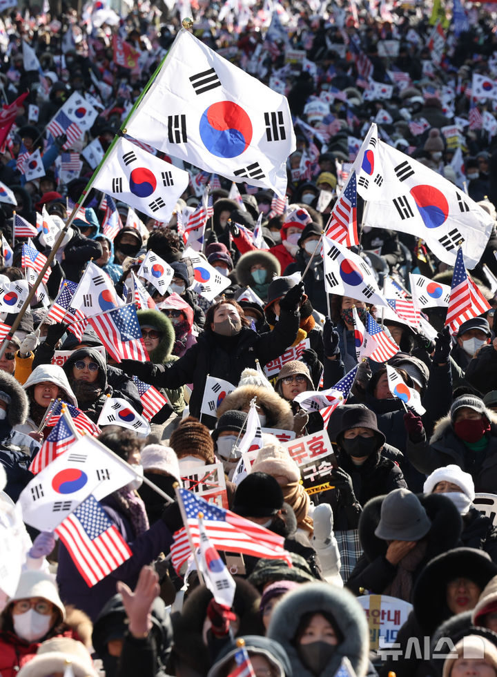 [서울=뉴시스] 김진아 기자 = 대한민국바로세우기국민운동본부(대국본) 8일 서울 종로구 동화면세점 인근에서 윤석열 대통령 탄핵 반대 집회 하고 있다. 2025.02.08. bluesoda@newsis.com