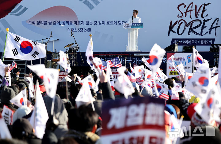 [대구=뉴시스] 이무열 기자 = 전한길 한국사 강사가 8일 대구 동구 동대구역 광장에서 열린 세이브코리아 국가비상기도회 ‘윤석열 대통령 탄핵 반대 집회’에서 발언을 하고 있다. 2025.02.08. lmy@newsis.com