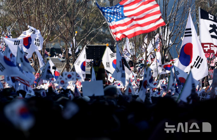 [대구=뉴시스] 이무열 기자 = 8일 대구 동구 동대구역 광장에서 열린 세이브코리아 국가비상기도회 '윤석열 대통령 탄핵 반대 집회'에서 참가자들이 구호를 외치고 있다. 2025.02.08. lmy@newsis.com