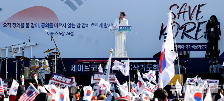 [대구=뉴시스] 이무열 기자 = 전한길 한국사 강사가 8일 대구 동구 동대구역 광장에서 열린 세이브코리아 국가비상기도회 ‘윤석열 대통령 탄핵 반대 집회’에서 발언을 하고 있다. 2025.02.08. lmy@newsis.com