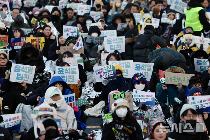 [서울=뉴시스] 김명년 기자 = 8일 오후 서울 종로구 경복궁역 인근에서 ‘제10차 윤석열 즉각 퇴진! 사회대개혁! 범시민대행진’ 집회가 열리고 있다. 2025.02.08. kmn@newsis.com
