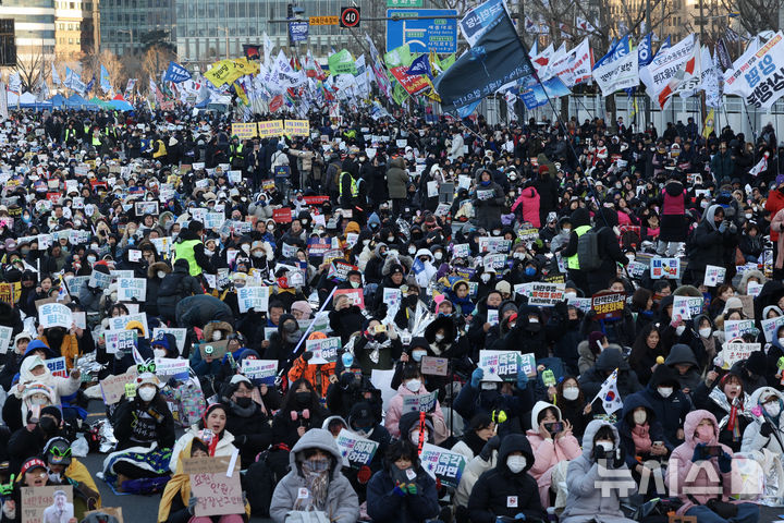 [서울=뉴시스] 김명년 기자 = 8일 오후 서울 종로구 경복궁역 인근에서 ‘제10차 윤석열 즉각 퇴진! 사회대개혁! 범시민대행진’ 집회가 열리고 있다. 2025.02.08. kmn@newsis.com