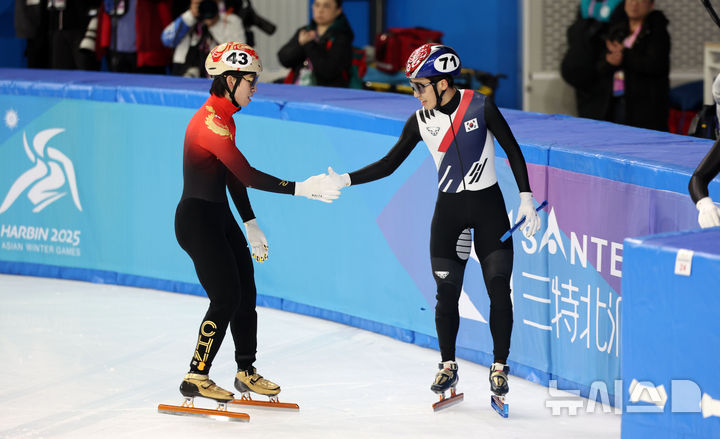 [하얼빈(중국)=뉴시스] 김선웅 기자 = 8일(현지 시간) 중국 하얼빈 헤이룽장 빙상훈련센터에서 열린 2025 하얼빈 동계 아시안게임 쇼트트랙 남자 500m 결승 경기에서 금메달을 획득한 중국 린샤오쥔과 은메달을 획득한 대한민국 박지원이 인사를 나누고 있다. 2025.02.08. mangusta@newsis.com