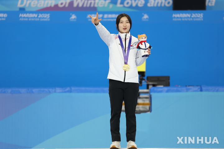 [하얼빈/신화=뉴시스] 쇼트트랙 국가대표 김길리가 지난 8일 중국 하얼빈 헤이룽장 빙상훈련센터 다목적홀에서 열린 2025 하얼빈 동계아시안게임 쇼트트랙 여자 1500m 결승전에서 금메달을 차지한 후 시상식에서 포즈를 취하고 있다. 2025.02.08.