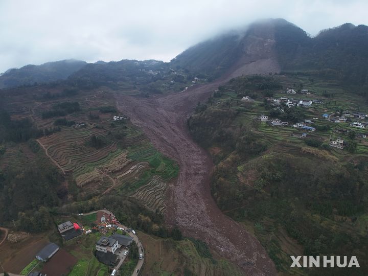 [이빈(중국 쓰촨성)=신화/뉴시스] 중국 쓰촨성 이빈시 쥔롄현 진핑촌이빈에서 8일 오전 산사태가 발생해 2명이 숨지고 약 30명이 실종됐다. 산사태 발생 현장. 2025.02.08 