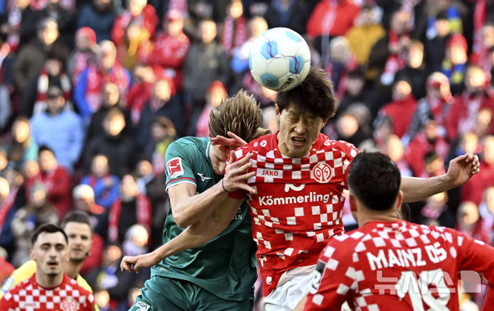 [마인츠=AP/뉴시스] 마인츠의 이재성이 8일(현지 시간) 독일 마인츠의 메바 아레나에서 열린 2024-25 분데스리가 21라운드 아우크스부르크와 경기 중 공을 다투고 있다. 이재성은 85분을 소화했고 마인츠는 0-0으로 비겼다. 2025.02.09.