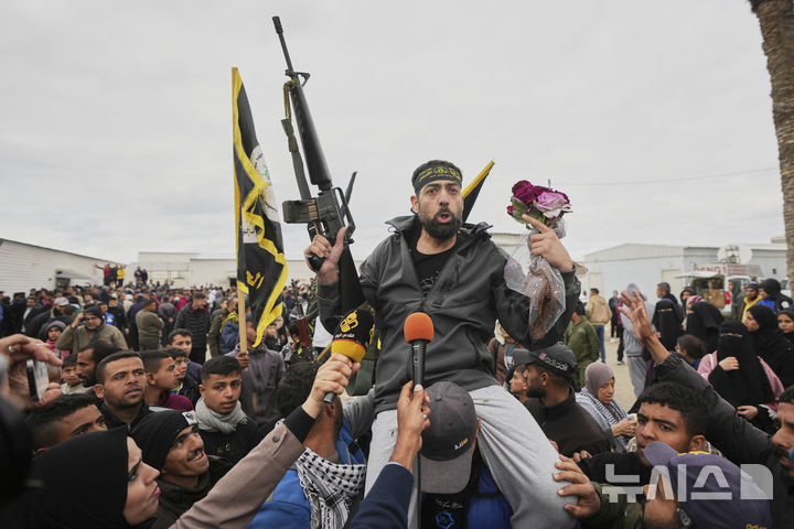 [칸유니스=AP/뉴시스] 2월 8일 이스라엘에서 풀려난 한 팔레스타인 수감자가 가자지구에 도착해&nbsp; 칸유니스에서 주민들의 환영을 받고 있다. 이스라엘과 하마스 간 휴전 협정 이후 팔 정부는 가자지구 재건 사업에 관한 MOU를 유엔, 유럽연합 등과 체결했다고 발표했다.&nbsp; 2025.02.11.