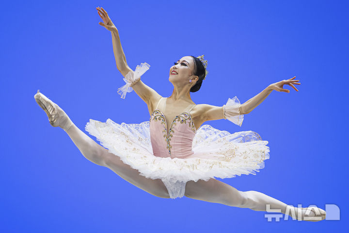 [로잔=AP/뉴시스] 김보경이 8일(현지 시간) 스위스 로잔에서 열린 제53회 프리 드 로잔 결선에서 클래식 바리에이션을 선보이고 있다. 김보경은 20명이 경쟁한 결선에서 8위에 입상했다. 2025.02.09.