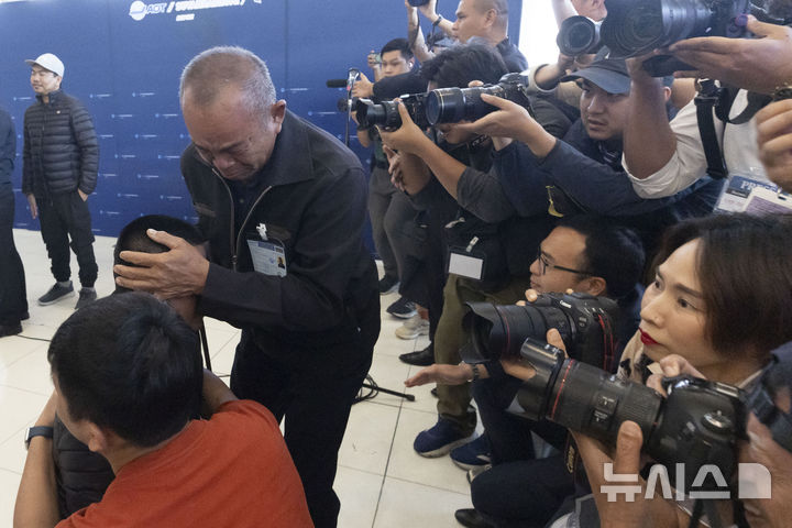 [AP/뉴시스] 9일 태국 수바마부미 공항에 내려 귀국한 태국인 석방인질이 가족 품에 안기고 있다 