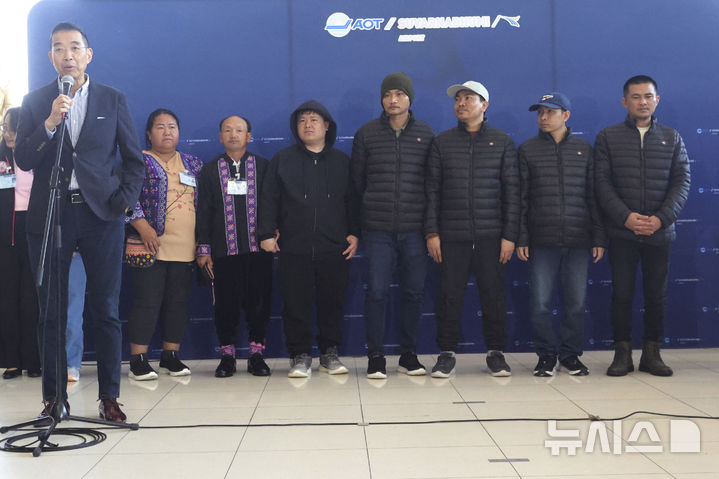 [AP/뉴시스] 석방 귀국한 태국인 인질 5명 앞에서 태국의 외무장관이 기자들에게 말하고 있다 