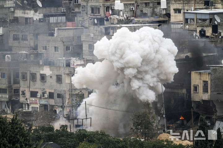 [툴카렘=AP/뉴시스] 9일(현지 시간) 요르단강 서안지구 툴카렘의 누르샴스 난민촌에서 이스라엘군의 군사작전으로 폭발이 일어나고 있다. 이스라엘군은 휴전협정이 적용되지 않는 서안지구에서 테러 진압을 명분으로 작전을 이어가고 있다. 이로 인해 4만여명의 주민들이 강제 이주되는 제2의 나크바(대재앙) 사태가 벌어지고 있다고 미 뉴욕타임스(NYT)가 보도했다. 2025.02.18.