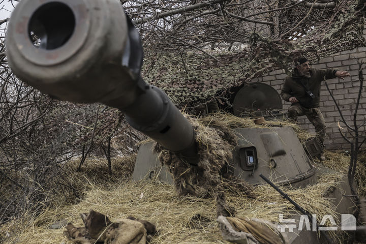[차시우야르=AP/뉴시스] 우크라이나 제24기계화여단이 제공한 사진으로, 지난 7일(현지 시간) 우크라이나의 한 군인이 도네츠크 차시우 야르 인근 전선에서 러시아 진지를 향해 122㎜ 자주포를 발사할 준비를 하고 있다. 2025.02.11.