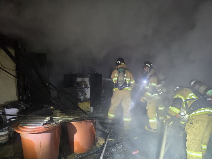 [익산=뉴시스] 지난 8일 오후 9시9분께 전북 익산시 임상동의 단독주택에서 불이 나 소방대원들이 진화 작업 중이다. (사진=전북특별자치도소방본부 제공) 2025.02.09. photo@newsis.com *재판매 및 DB 금지