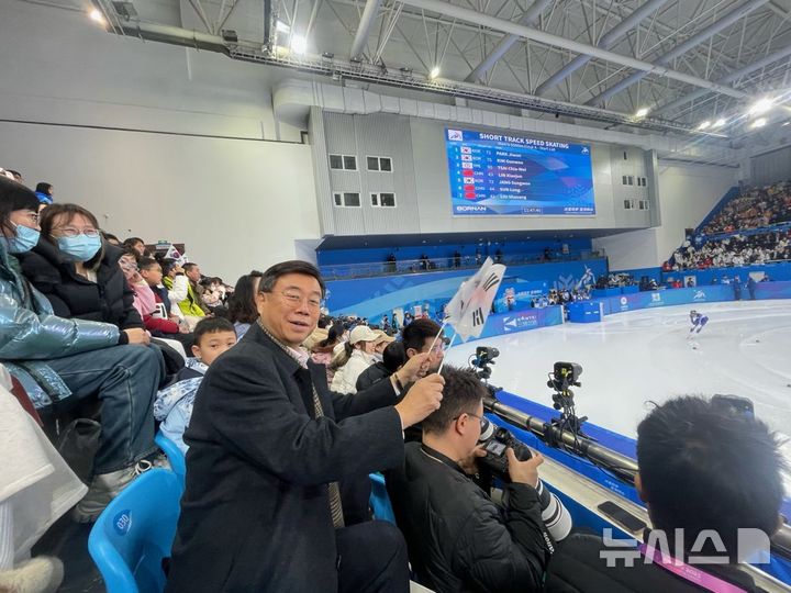 [성남=뉴시스] 신상진 성남시장이 하얼빈 동계아시안게임 빙상경기장에서 성남시청 빙상팀을 응원하고 있다. (사진=성남시 제공) 2024.02.09. photo@newsis.com