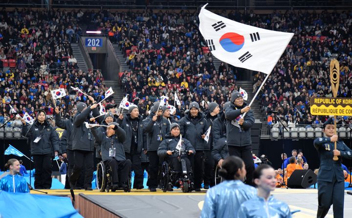 [밴쿠버=뉴시스] '2025 캐나다 인빅터스 게임'(제7회 세계상이군인체육대회)에 출전한 대한민국 상이군인선수단이 8일(현지시간) 캐나다 밴쿠버 BC플레이스 스타디움에서 열린 개막식에서 태극기를 앞세우고 입장하고 있다. (사진=국가보훈부 공동취재단) 2025.02.09. *재판매 및 DB 금지