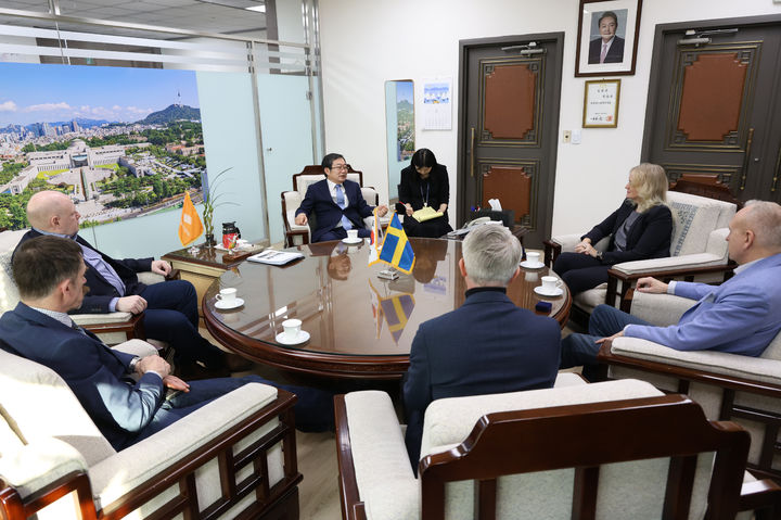 [서울=뉴시스] 백승주 전쟁기념사업회장과 스웨덴 중립국감독위원회 대표단이 환담하고 있다. (사진=전쟁기념사업회 제공) 2025.02.09. photo@newsis.com *재판매 및 DB 금지