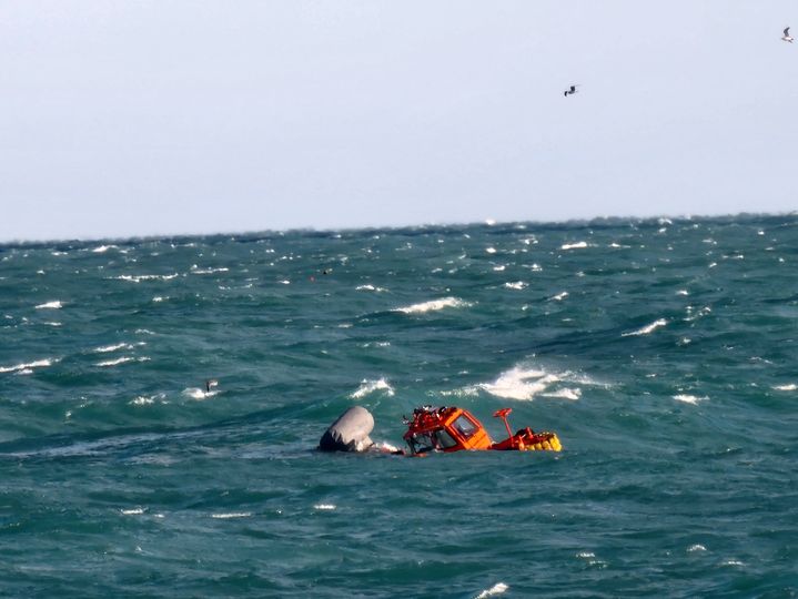 [여수=뉴시스] 9일 오전 전남 여수시 삼산면 동쪽 17㎞ 해상에서 침몰한 139t급 대형트롤선박 A호를 수색하던 해경 경비함정이 높은 파도에 전복됐다. 함정에 승선한 경찰들은 무사하다. (사진=여수해경 제공) 2025.02.09. photo@newsis.com *재판매 및 DB 금지