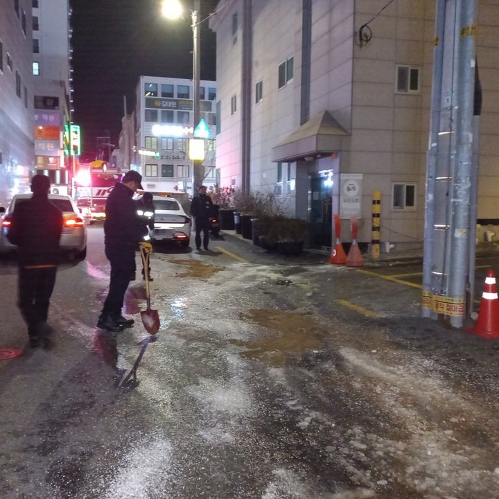 [부산=뉴시스] 8일 오후 부산 남구의 한 도로가 결빙됐다는 내용의 신고가 119에 접수됐다. (사진=부산소방재난본부 제공) 2025.02.09. photo@newsis.com *재판매 및 DB 금지