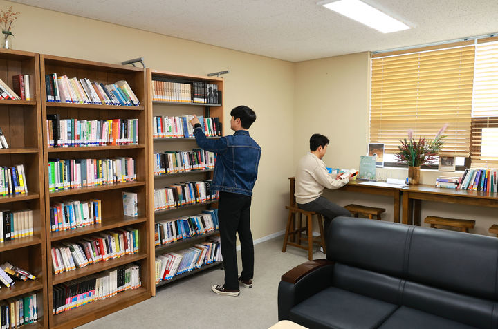 [대전=뉴시스] 대전 유성구청 직원들이 구청 내 쉼 도서관을 이용하고 있다. (사진=유성구 제공) 2025.02.09. photo@newsis.com *재판매 및 DB 금지