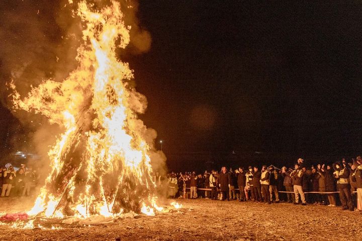 [대전=뉴시스] 대전 대덕구가 신탄진 현도교 금강변 일원에서 열린 ‘제26회 신탄진 대보름 쥐불놀이 축제’에 참여한 시민들이 달집태우기 행사를 즐기고 있다. (사진=대덕구 제공) 2025.02.09. photo@newsis.com *재판매 및 DB 금지