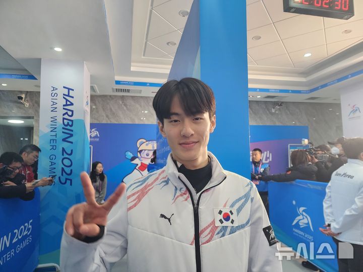 [하얼빈=뉴시스] 김희준 기자= 쇼트트랙 국가대표 장성우가 9일 중국 하얼빈 헤이룽장 빙상훈련센터 다목적홀에서 열린 2025 하얼빈 동계아시안게임 남자 1000m 금메달을 차지한 뒤 취재진과의 인터뷰에 응하고 있다. 2025.02.09. jinxijun@newsis.com 