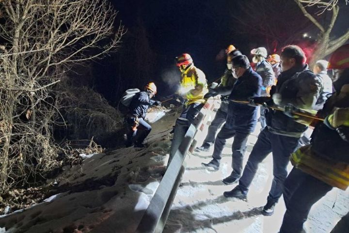 [홍천=뉴시스] 9일 오전 1시34분께 강원 홍천 서면 팔봉리의 한 리조트 인근 도로에서 A(20·여)씨가 통화 중 도로 가드레일 옆 30m 낭떠러지로 추락하는 사고가 발생했다. (사진=홍천소방서 제공) 2025.02.09. photo@newsis.com *재판매 및 DB 금지