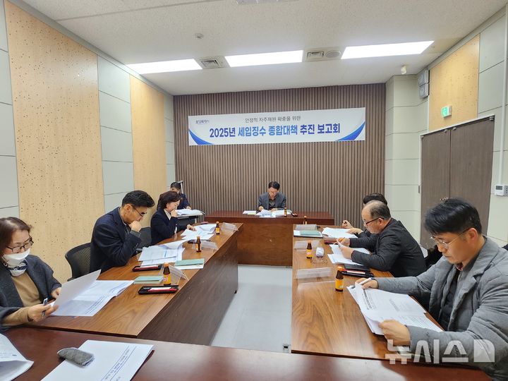 [화성=뉴시스] 화성시가 6일 올해 세입징수 종합대책 추진 보고회를 열고 지방세 확충방안을 논의하고 있다. (사진=화성시 제공) 2025.02.09. photo@newsis.com