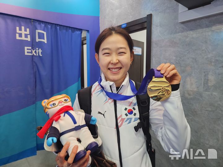 [하얼빈=뉴시스] 김희준 기자 = 9일 중국 하얼빈 헤이룽장 빙상훈련센터 스피드스케이팅 오벌에서 열린 2025 하얼빈 동계아시안게임 스피드스케이팅 여자 500m에서 금메달을 따낸 뒤 기뻐하는 김민선. 2025.02.09.