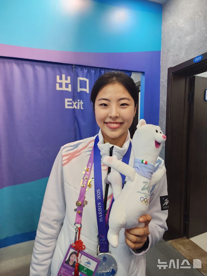 [하얼빈=뉴시스] 김희준 기자 = 9일 중국 하얼빈 헤이룽장 빙상훈련센터 스피드스케이팅 오벌에서 열린 2025 하얼빈 동계아시안게임 스피드스케이팅 여자 500m에서 은메달을 획득한 뒤 기뻐하는 이나현. 2025.02.09.