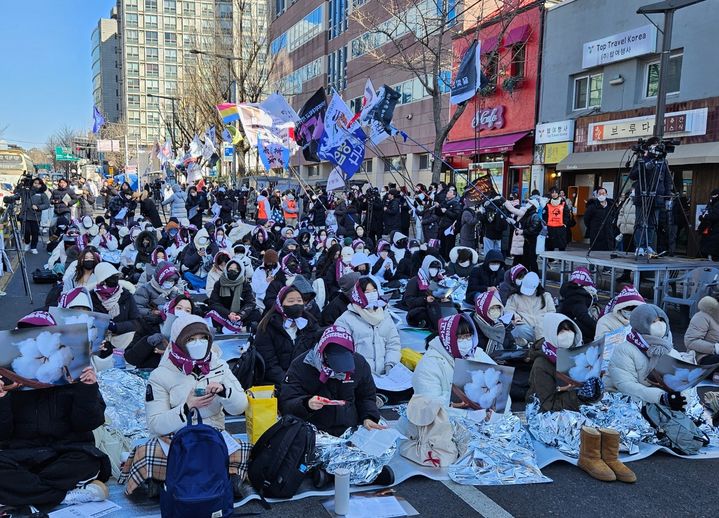 [서울=뉴시스] 오정우 기자 = 동덕여대 재학생들이 지난해부터 불거진 공학 전환 관련 학교 측의 고소 조치를 규탄했다. 2025.02.09. friend@newsis.com *재판매 및 DB 금지