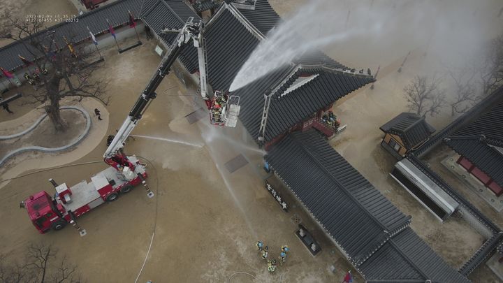 [수원=뉴시스] 수원 화성행궁 화재진압 훈련. (사진=경기도소방재난본부 제공) 2025.02.09. photo@newsis.com  *재판매 및 DB 금지