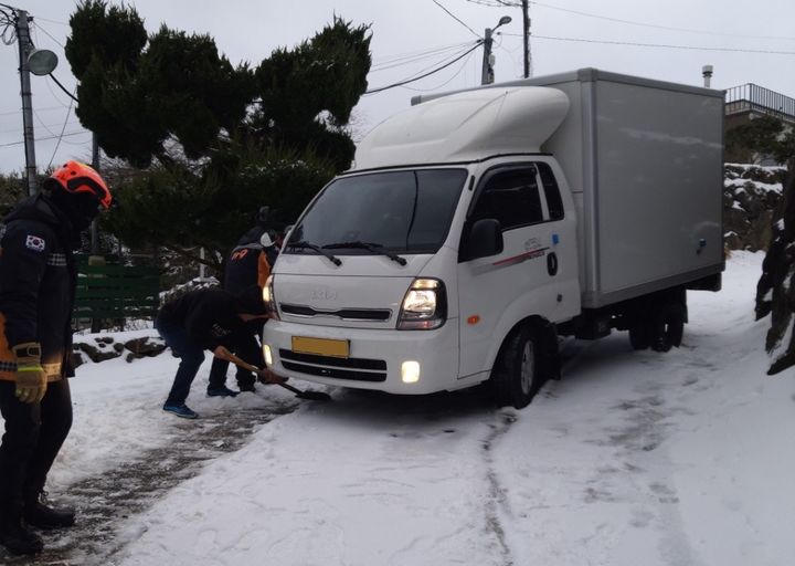 [제주=뉴시스] 9일 오전 제주시 애월읍 한 도로에서 차량이 고립됐다는 신고가 접수돼 소방이 조치하고 있다. (사진=제주소방안전본부 제공) 2025.02.09. photo@newsis.com *재판매 및 DB 금지