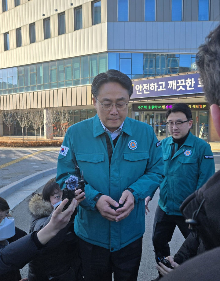 [여수=뉴시스] 9일 강도형 해양수산부 장관이 여수해양경찰서에서 제22서경호 침몰 사고와 관련 사망자와 실종자 가족들에게 최선을 다하겠다고 말하고 있다. 2025.02.09. kim@newsis.com *재판매 및 DB 금지