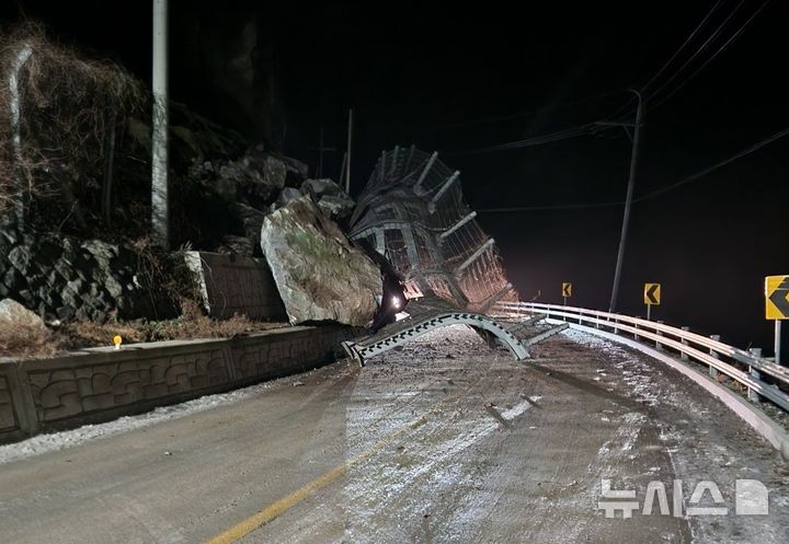 [울릉=뉴시스] 안병철 기자 = 9일 오전 4시40분께 경북 울릉군 북면 천부리 일주도로에서 500t가량의 낙석이 도로를 덮쳐 일부 도로가 통제됐다.(사진=울릉군 제공) 2025.02.09. photo@newsis.com