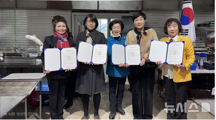 [안양=뉴시스] 경기 안양대학교 평생교육원·글로벌 리더스·해피데이스 봉사단·생명 사랑 문화예술 봉사단이 최근 업무 협약을 맺고, 지역사회 발전과 교육 경쟁력 향상에 힘을 모으기로 했다. (사진=안양대 평생교육원 제공).*재판매 및 DB 금지